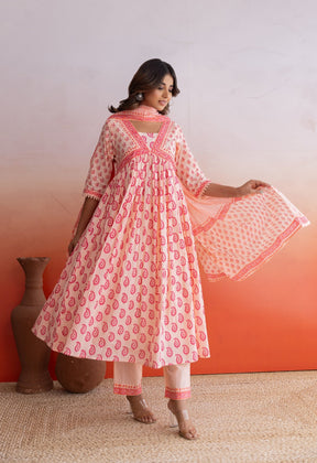 Peach Paisely Hand Block Printed Kurta Set With Doriya Dupatta - Tara - C - Tara