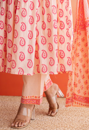 Peach Paisely Hand Block Printed Kurta Set With Doriya Dupatta - Tara - C - Tara